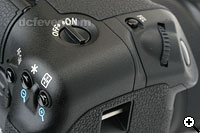 Canon EOS 1Ds Mark III:垂直手柄同樣設有快門按鈕、快門轉盤及 FEl 按鈕