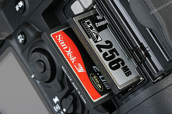 Nikon D3: 雙 CF 卡設計