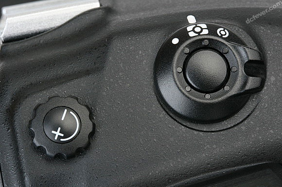 Nikon D3: 機頂菱鏡旁的測光模式掣及屈光度調較掣