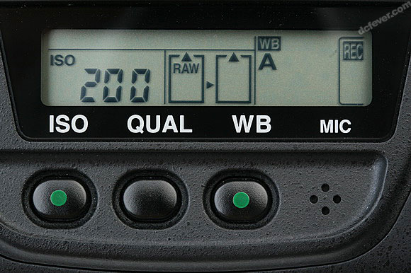 Nikon D3: 機底的小型資料顯示屏，可查看正在使用哪一張記憶卡