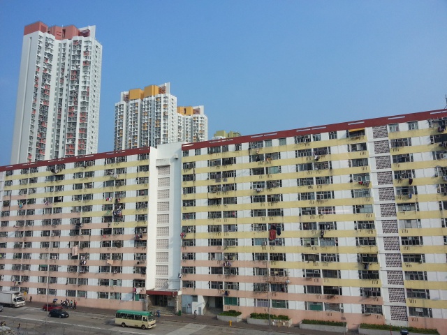 新旧公屋 参赛者:218218 石硖尾新旧公屋. 长还是直好. 拍摄器材:note